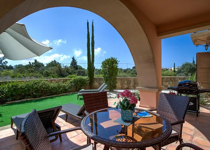 2 Bedroom Artemis With Two Communal Pools, Aphrodite Hills アパート